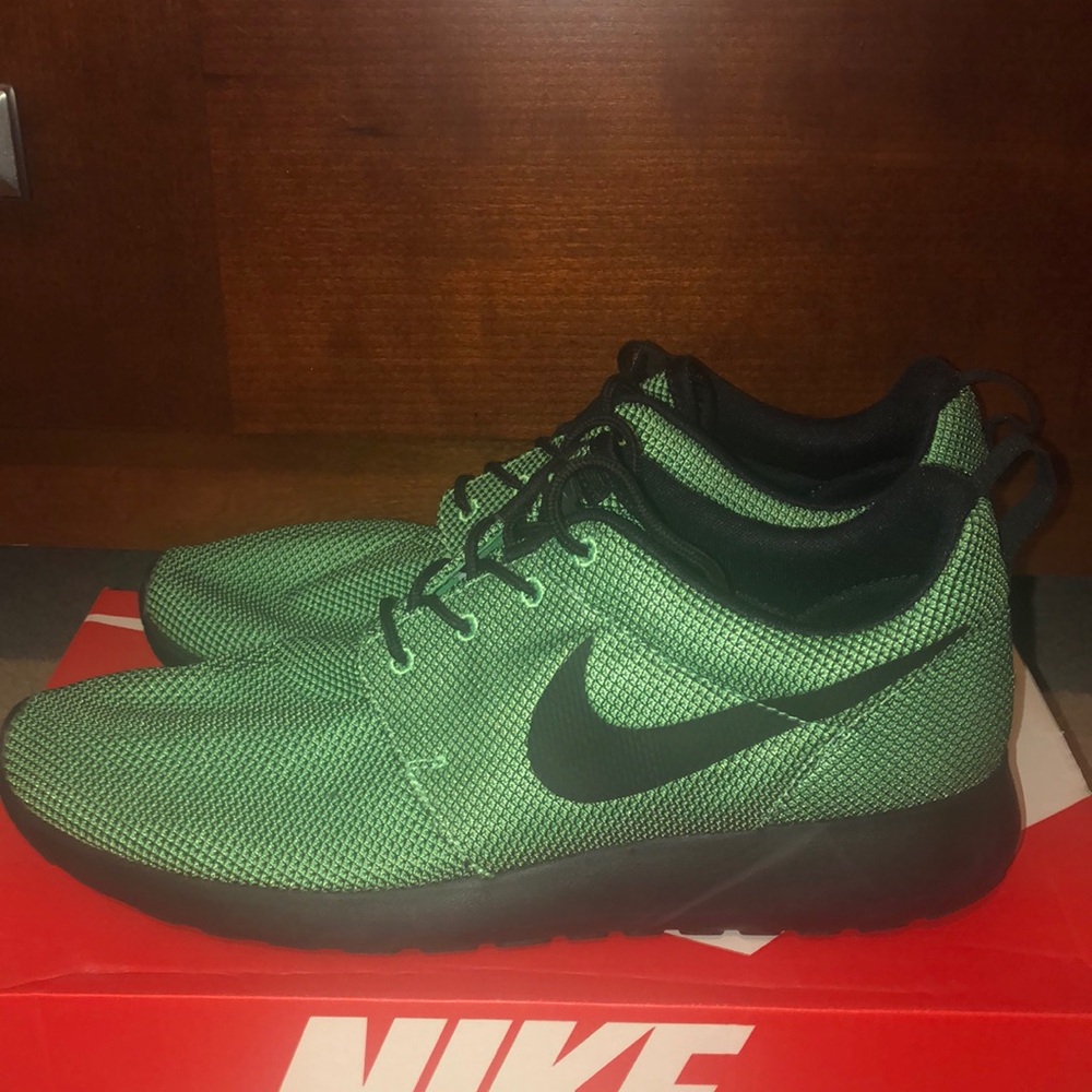 Nike Men's Roshe Black and Green Sneakers